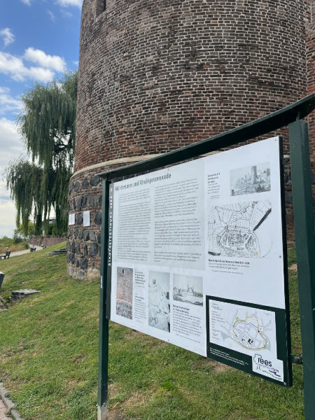 Mühlenturm in Rees mit Schautafel