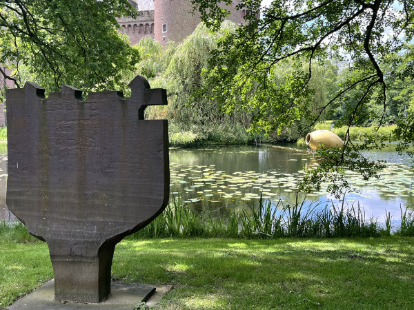 Moderne Kunst im Park von Schloss Moyland Moderne Kunst im Park von Schloss Moyland