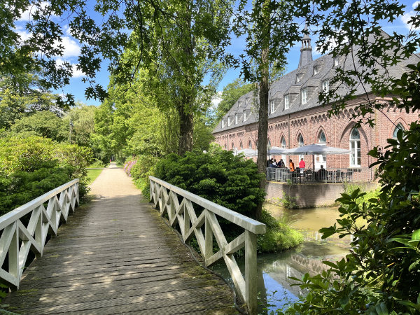 Parkanlage mit Cafe im Schloss Moayland Schloss Moyland