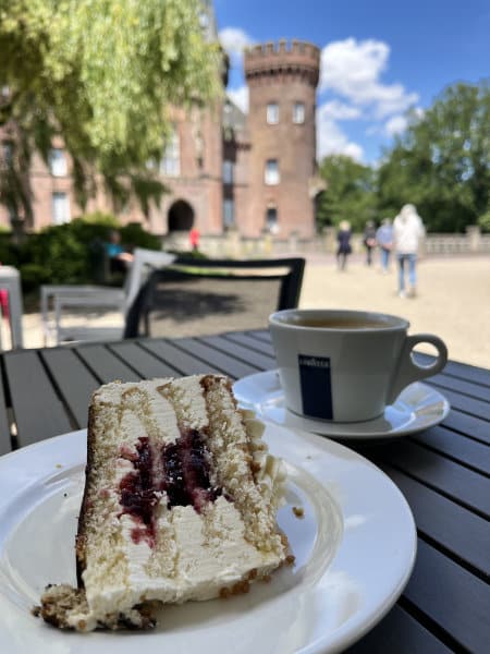 Schlosscafe mit leckeren Torten Schloss Moyland