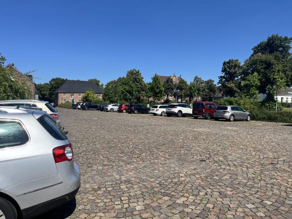 Parkplatz vor dem Kloster Kamp