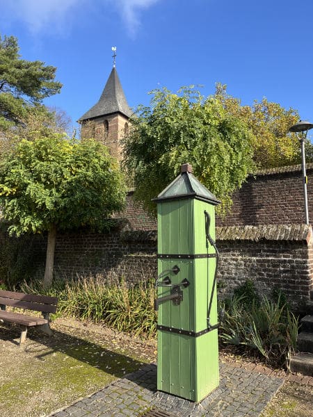 Wassenberg mit Brunnen