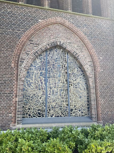 Fenster der Steyler Unterkirche von außen