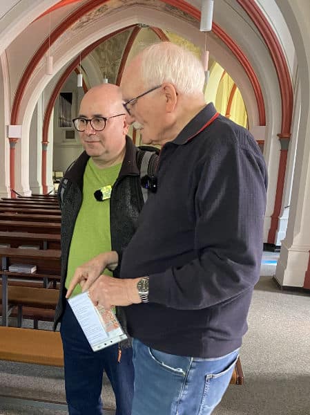 Pater Brunner und Frank Sarodnick in der Unterkirche