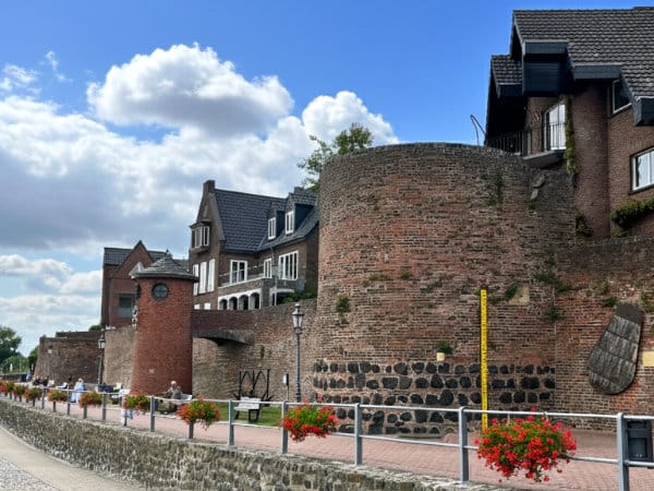 Rees älteste Stadt am unteren Niederrhein - Blick auf die Rheinpromenade